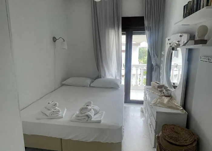 J&j Seaview Apartament Ofrínion